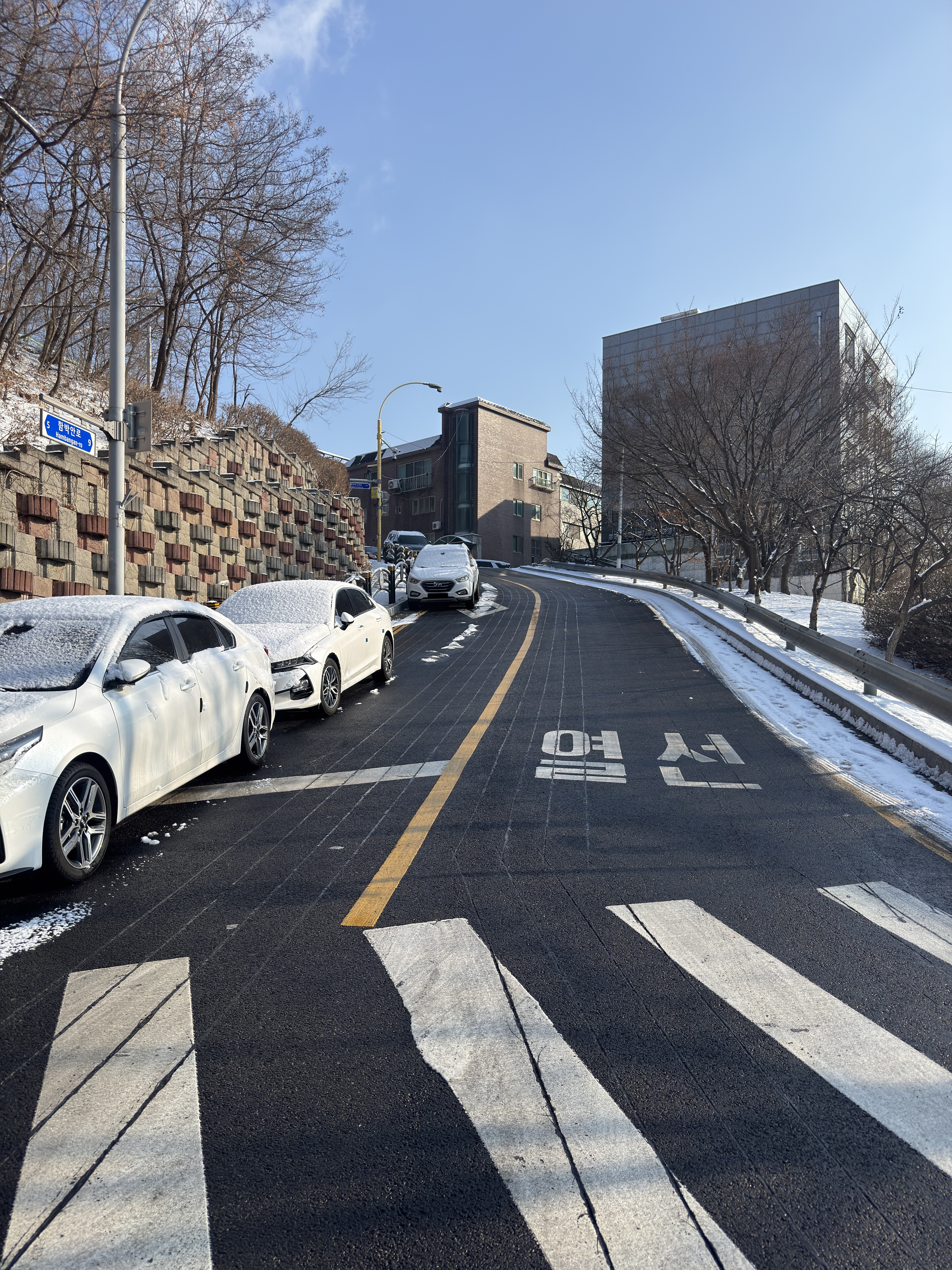 연수구가 작년 12월 설치를 마무리한 인공지능 스마트 제설 시스템을 가동해 구민들의 출근길 교통대란을 막았다